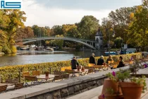 Der Treptower Park mit der Abteibrücke zur Insel der Jugend