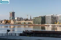 Blick auf das nördliche Ufer der Spree mit Spreespeicher