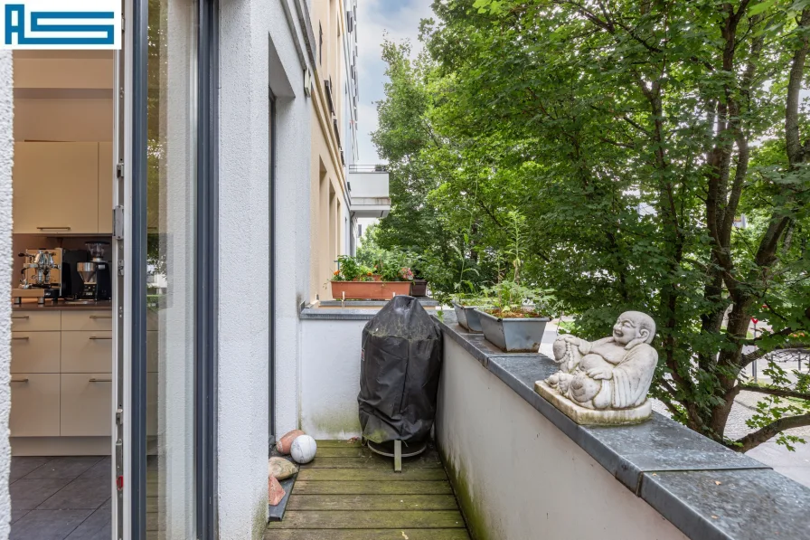 1. OG: Balkon zur Straße