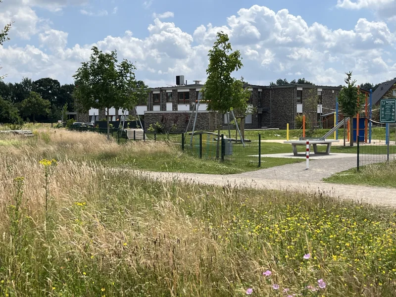 Kindergarten mit Spielplatz in unmittelbarer Nähe.