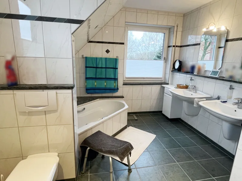 Großes Badezimmer mit Doppelwaschbecken, Badewanne 