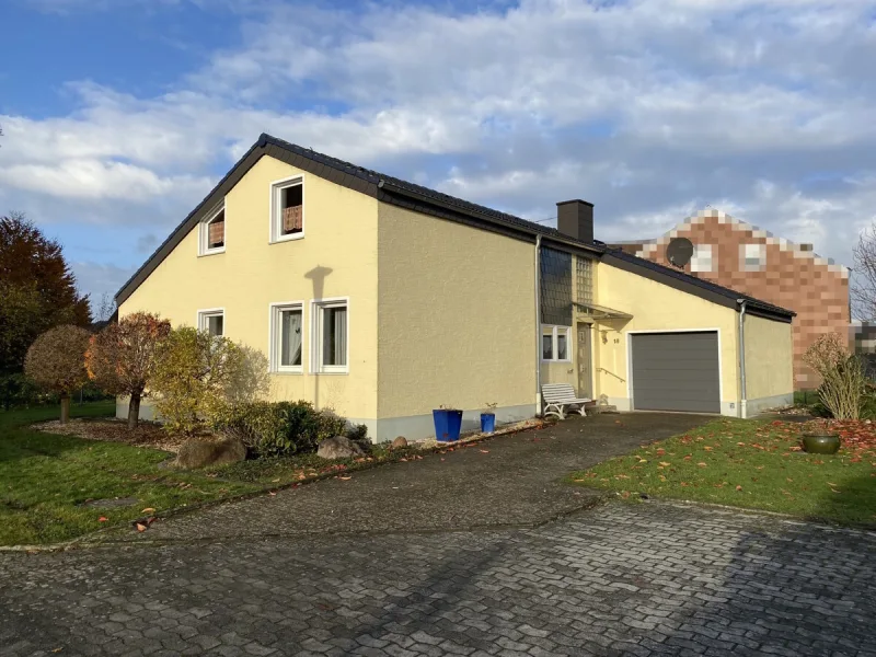 Straßenansicht - Haus kaufen in Oelde - Interessantes Einfamilienhaus in Sackgassenendlage im Oelder Norden!