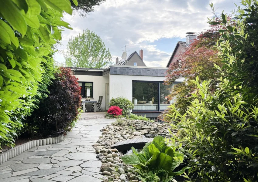 Haus von hinten - Haus kaufen in Mülheim - Kleiner Bungalow für große Gartenliebhaber in Heißen