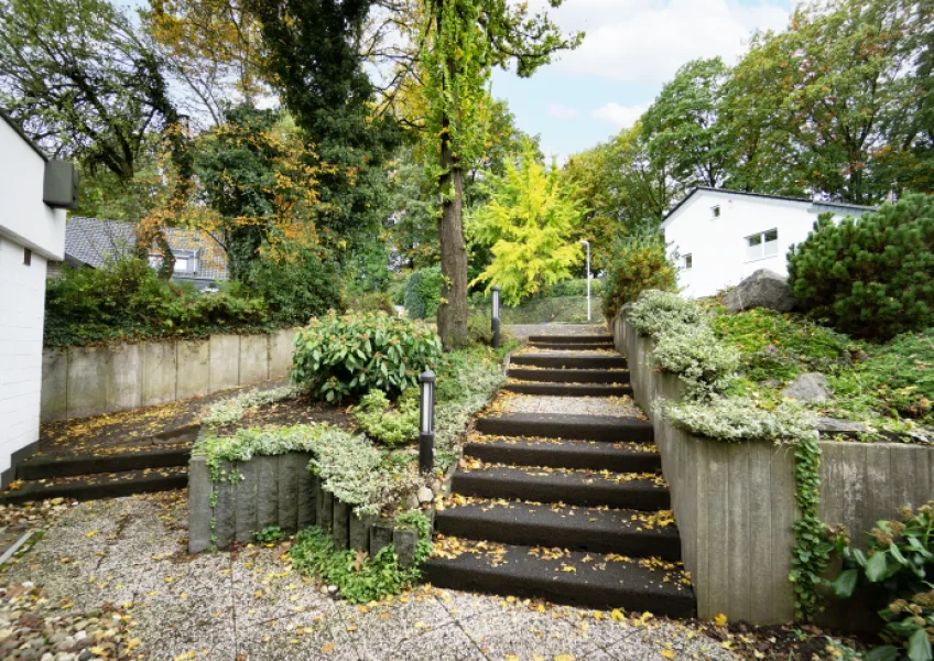 Treppenauf- und Abgang vor der Haustüre