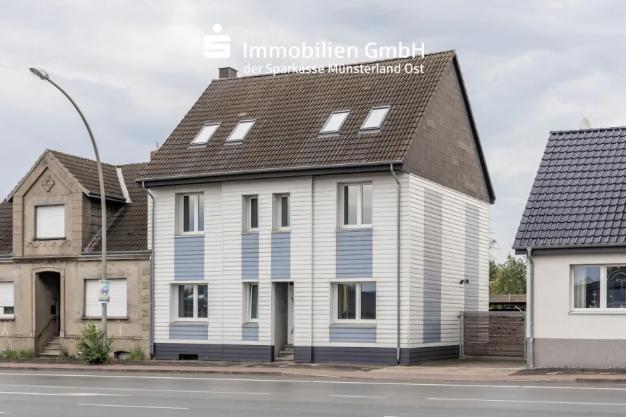 Vorderansicht - Haus kaufen in Beckum - Zweifamilienhaus in zentraler Lage - Bezugsfrei!