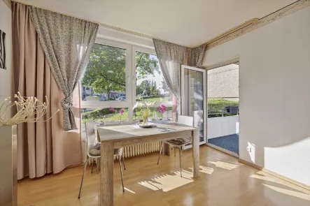 Wohnzimmer - Wohnung kaufen in Mettmann - Provisionsfrei für Kaufende: Lichtdurchflutete 2-Zimmer-Wohnung mit Blick ins Grüne