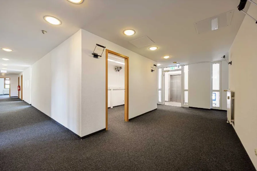 Flurbereich - Büro/Praxis mieten in Ratingen - Ganze Büroetage mit variabler Aufteilung und optionale Lagerfläche in Ratingen-West