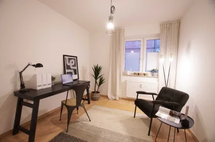 Lesezimmer - Wohnung kaufen in Ratingen - Wohlfühlwohnung im Zentrum von Ratingen: Helle 3-Zimmer-Wohnung mit eigenem Gartenanteil