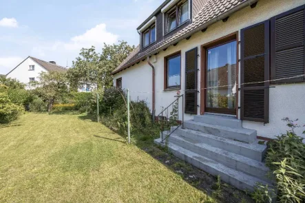 Gartenansicht - Haus kaufen in Ratingen - Ohne Käuferprovision: Freistehendes Ein- bis Zweifamilienhaus auf großem Eckgrundstück