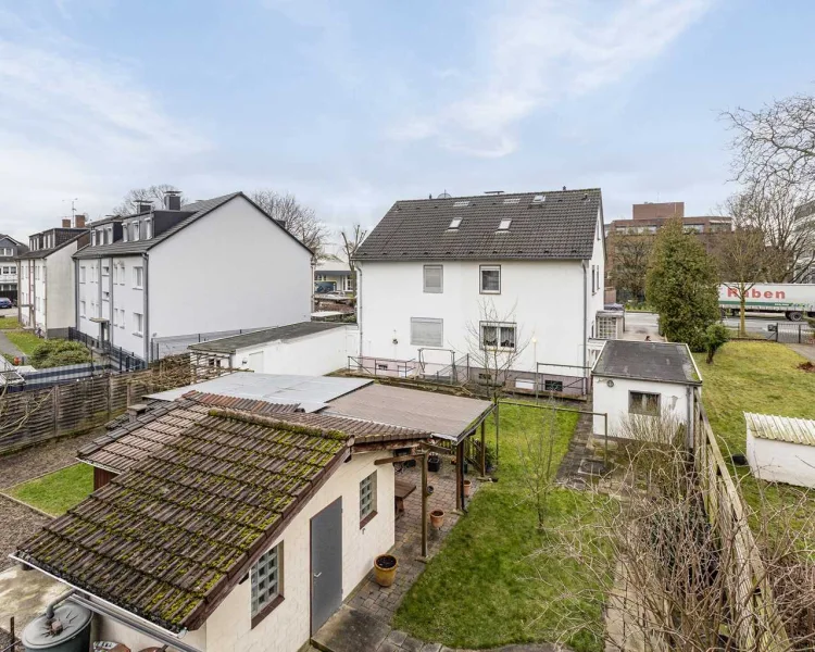 Gartenansicht - Haus kaufen in Ratingen - Zentral gelegene Doppelhaushälfte mit fünf Stellplätzen in Ratingen-Tiefenbroich