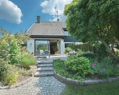 Gartenansicht - Haus kaufen in Ratingen - Traumhaftes, freistehendes Zweifamilienhaus mit unverbautem Weitblick