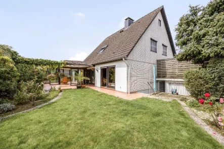 Rückansicht - Haus kaufen in Ratingen - Blick ins Grüne: Freistehendes Zweifamilienhaus in Ratingen-Homberg