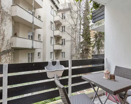 Balkon Rückseite - Wohnung kaufen in Düsseldorf - Ideal aufgeteilte 2-Zimmer-Wohnung mit zwei Loggien und Aufzug