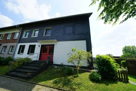 Hauseingang - Wohnung mieten in Ratingen - Ratingen-Breitscheid: Frisch renovierte 3-Zimmer-Dachgeschoss-Wohnung