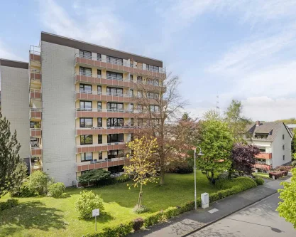 Hausansicht - Wohnung kaufen in Ratingen - Renovierte und barrierearme 2-Zimmer-Wohnung mit Loggia in Lintorf 
