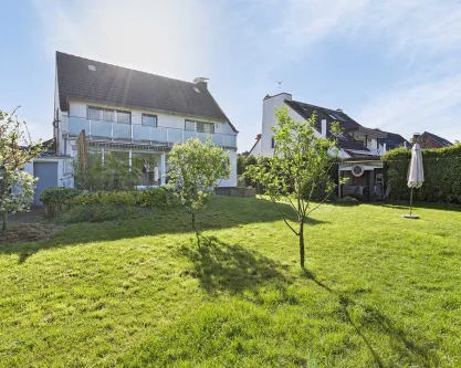 Gartenansicht - Haus kaufen in Ratingen - Freistehendes Einfamilienhaus mit viel Platz, sonnigem Garten und einer Garage
