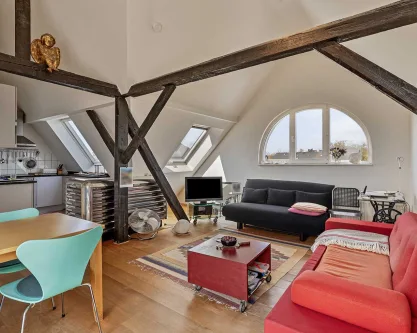 Wohnbereich - Wohnung kaufen in Ratingen - Dachgeschosswohnung mit Altbaucharme, freigelegten Holzbalken und Dachterrasse