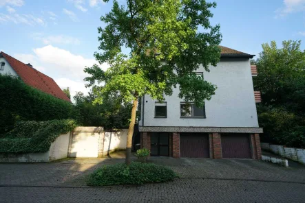 Außenansicht - Wohnung mieten in Mülheim an der Ruhr - Mülheim/Ruhr-Mitte: 2,5-Zi.-Whg mit eigener Terrasse und Gartenmitbenutzung 