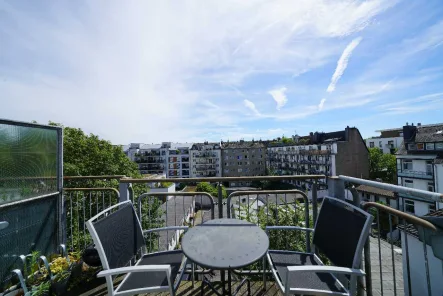 Balkon - Wohnung mieten in Düsseldorf - Über den Dächern von Düsseldorf-Friedrichstadt: 2-Zi-Maisonette-Wohnung mit Balkon und Einbauküche