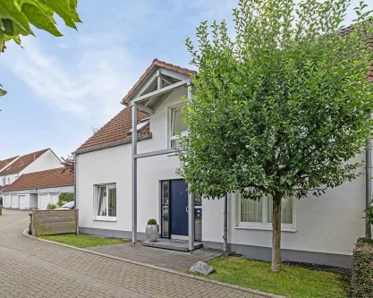 Hausansicht - Haus kaufen in Ratingen - Ratingen-Mitte: Stilvolles, helles und modernes Einfamilienhaus in ruhiger Umgebung