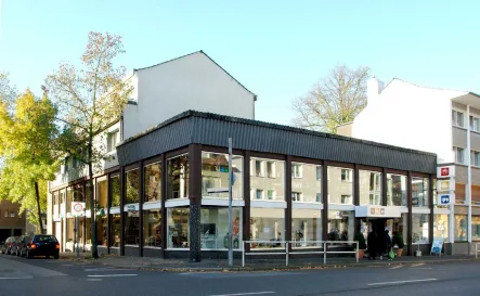 Straßenansicht - Laden/Einzelhandel mieten in Ratingen - Großes, helles Ladenlokal für z.B. Einzelhandel oder ein Büro in Ratingen-Mitte.