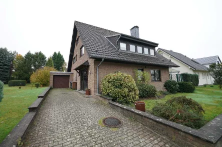 Ansicht - Haus mieten in Ratingen - Ratingen-Lintorf: Freistehendes Haus mit großem Garten - zentral  und  ruhig