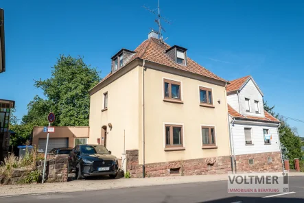 Titel - Haus kaufen in Saarbrücken / Dudweiler - ARBEITER GESUCHT - Zweifamilienhaus mit starker Schieflage in Dudweiler!