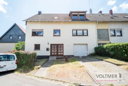 Ansicht - Haus kaufen in Achtelsbach - FAMILIENGLÜCK - Ein- bis Zweifamilienhaus mit Garage in Achtelsbach!