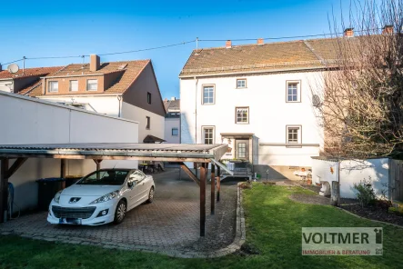 Rückansicht - Haus kaufen in Neunkirchen/Saar - DUE - gepflegtes Zweifamilienhaus mit Doppelcarport und Garten in Neunkirchen!