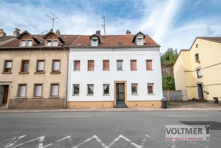 Straßenansicht - Haus kaufen in Neunkirchen/Saar - ZUSPRUCH - vermietete Kapitalanlage mit vier Wohnungen im Zentrum von Neunkirchen!