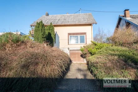 Straßenansicht - Haus kaufen in Schiffweiler / Landsweiler-Reden - POTENZIAL - sanierungsbedürftiges, freistehendes Einfamilienhaus mit Garten in Schiffweiler!