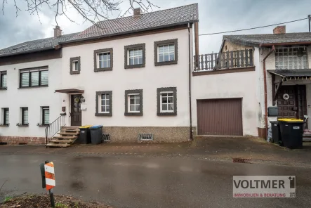 Straßenansicht - Haus kaufen in Schiffweiler - HELLIGKEIT - gepflegtes Einfamilienhaus in ruhiger Lage von Schiffweiler!