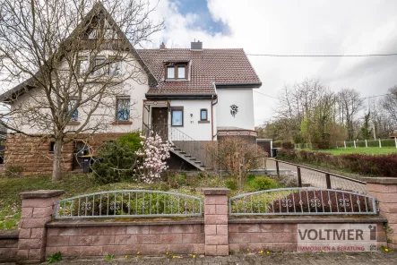 Straßenansicht - Haus kaufen in Schiffweiler / Heiligenwald - KLEIN ABER FEIN - angebautes Einfamilienhaus mit Doppelgarage und großem Grundstück!