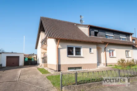 Straßenansicht - Haus kaufen in Kleinblittersdorf - SOFORT FREI - gepflegtes Zweifamilienhaus mit Garten & Garage in Kleinblittersdorf-Sitterswald!