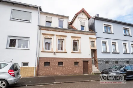 Straßenansicht - Haus kaufen in Bexbach - BEGEISTERUNG - Reihenmittelhaus mit Potenzial in Bexbach!