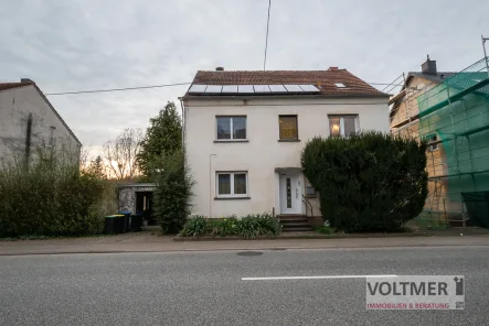 Ansicht - Haus kaufen in Marpingen - PLATZWUNDER - Zwei- bis Dreifamilienhaus mit Garage und großem Grundstück in Marpingen!
