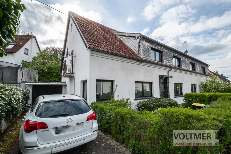 Straßenansicht - Haus kaufen in Saarbrücken - RESERVIERT - teilrenoviertes Dreifamilienhaus mit Garage in Dudweiler!