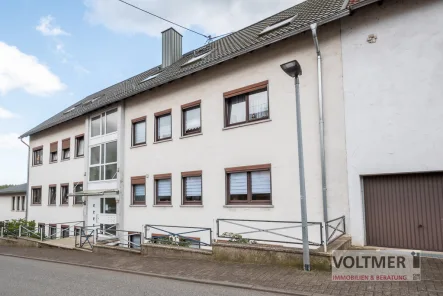 Straßenansicht - Wohnung kaufen in Neunkirchen/Saar - NATURNAH - vermietete Souterrain-Wohnung mit Terrasse in Furpach!