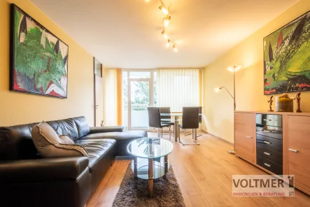 Wohnzimmer mit Zugang zum Balkon - Wohnung kaufen in Neunkirchen/Saar - EINZUGSBEREIT - lichtdurchflutete Eigentumswohnung in Wiebelskirchen!