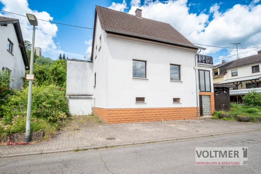 Straßenansicht - Haus kaufen in Neunkirchen/Saar - LIVING SPACE - freistehendes Einfamilienhaus mit Garage und Garten in Hangard!