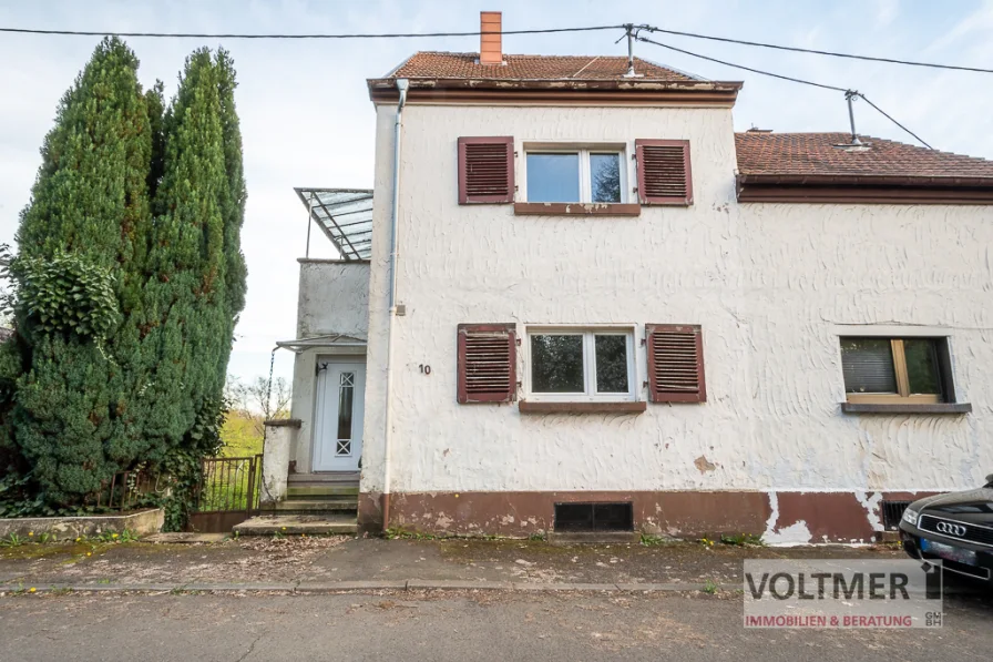 Straßenansicht - Haus kaufen in Schiffweiler / Landsweiler-Reden - VERWIRKLICHUNG - teilrenoviertes Einfamilienhaus mit Garten in Schiffweiler!