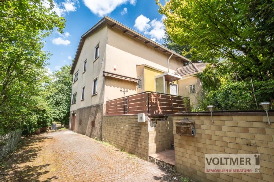 Straßenansicht - Haus kaufen in Neunkirchen/Saar - STADTLEBEN - Zweifamilienhaus mit Garage und Garten in Neunkirchen!