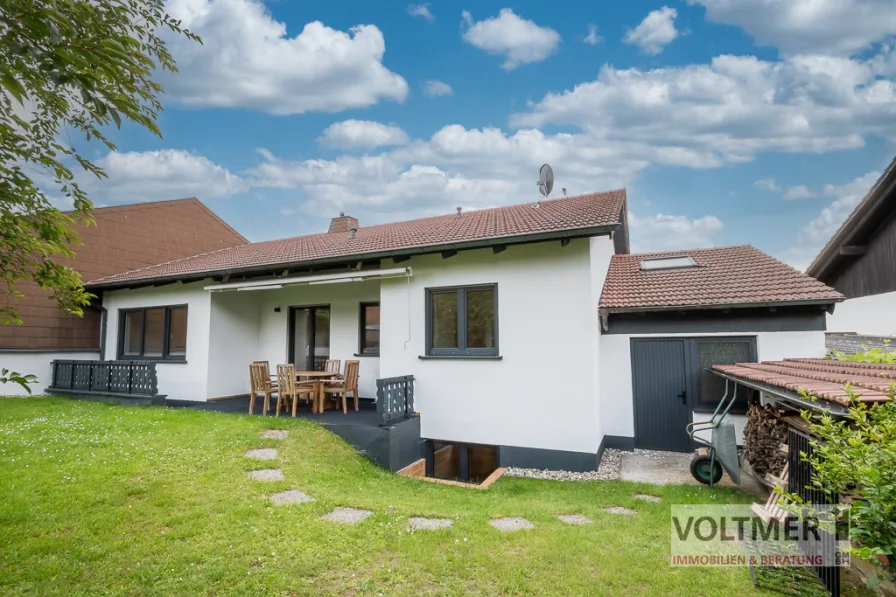 Gartenansicht - Haus kaufen in Neunkirchen/Saar - RESERVIERT - sanierter Bungalow mit Garage in gefragter Lage von Furpach!