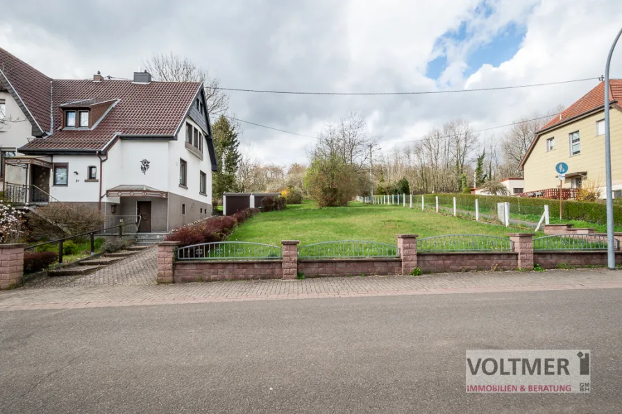 Straßenansicht/separater Bauplatz - Grundstück kaufen in Schiffweiler / Heiligenwald - ENTSTEHUNG - Baugrundstück mit Doppelhaushälfte in Heiligenwald!