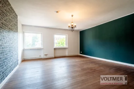 Wohnzimmer - Wohnung mieten in Neunkirchen - STADTNAH WOHNEN - zentral gelegene Etagenwohnung mit überdachtem Balkon in Neunkirchen-City!