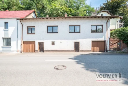 Straßenansicht - Haus kaufen in Neunkirchen/Saar - POTENZIAL - sanierungsbedürftiges Einfamilienhaus mit möglicher Einliegerwohnung in Wellesweiler!