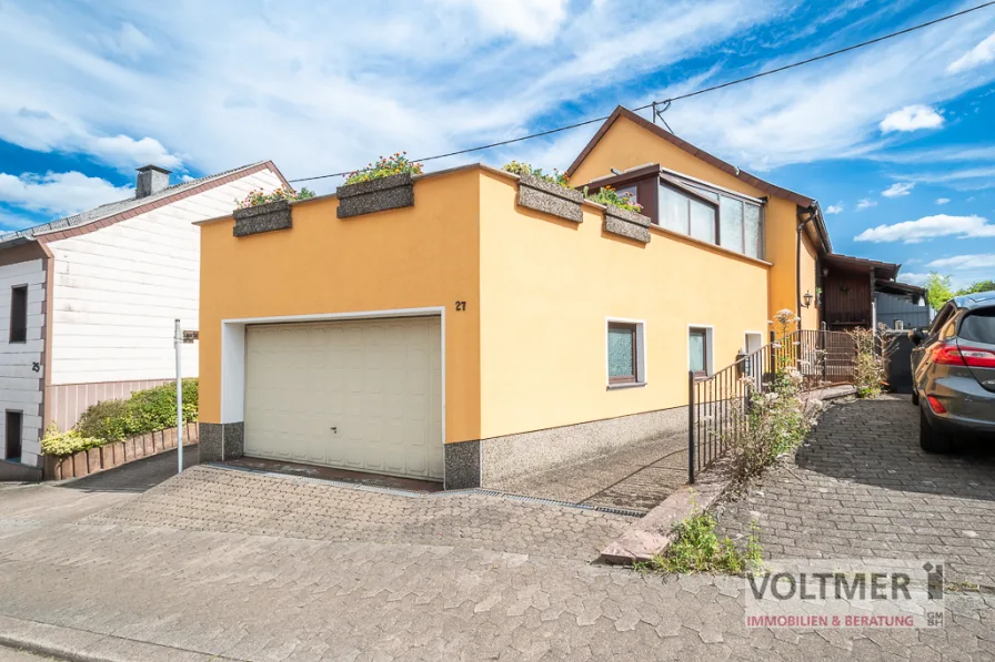 Straßenansicht - Haus kaufen in Schiffweiler - ADRETT - gepflegtes Einfamilienhaus mit Doppelgarage in Schiffweiler!