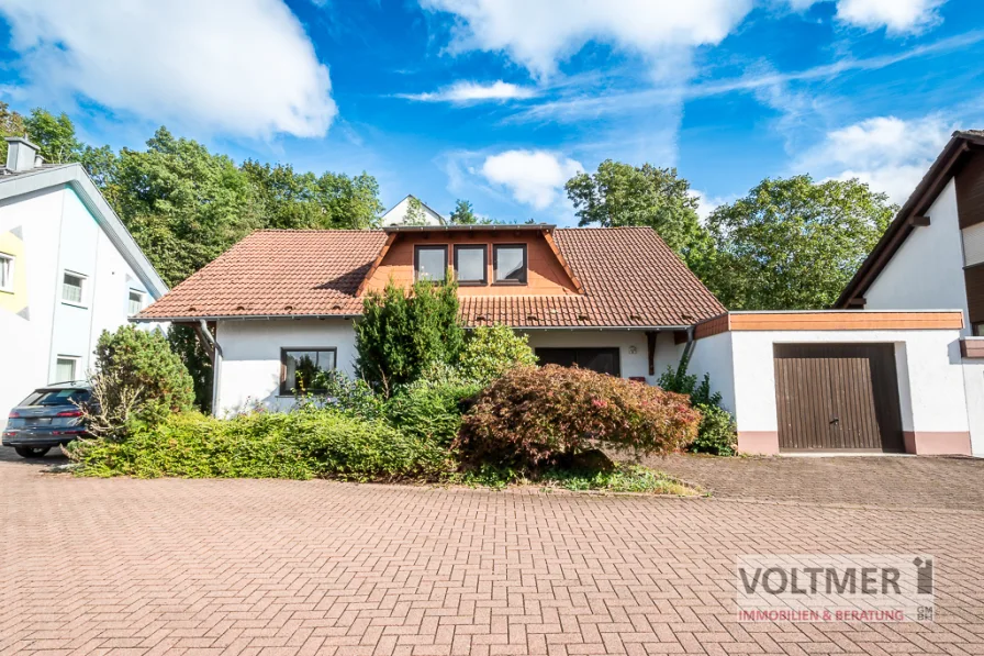 Straßenansicht - Haus kaufen in Neunkirchen/Saar - RUHEPOL - freistehendes Einfamilienhaus mit Garage und Traumgarten im Altseiterstal!