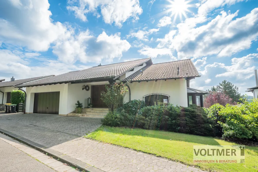 Straßenansicht - Haus kaufen in Püttlingen - FERNBLICK - exklusives Architektenhaus mit Doppelgarage in Püttlingen!