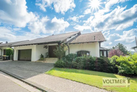 Straßenansicht - Haus kaufen in Püttlingen - FERNBLICK - exklusives Architektenhaus mit Doppelgarage in Püttlingen!